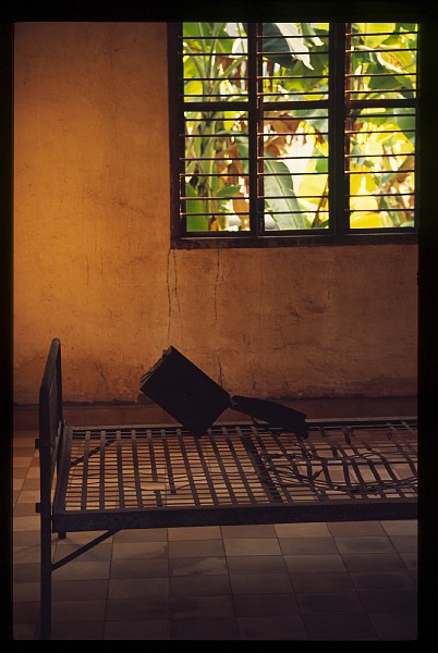 Tuol Sleng interrogation cell 2.jpg